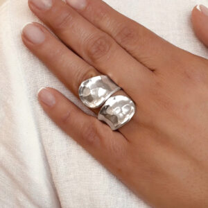 ANILLO MARTILLADO ENVOLVENTE HECHO A MANO