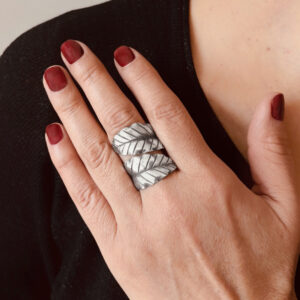 ANILLO AJUSTABLE HOJA ENVOLVENTE HECHA A MANO