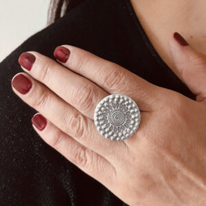 ANILLO AJUSTABLE CIRCULAR HECHA A MANO