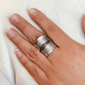 ANILLO AJUSTABLE MARTILLADO CENTRO ENVEJECIDO HECHO A MANO