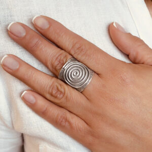 ANILLO AJUSTABLE ESPIRAL MARTILLADO HECHO A MANO