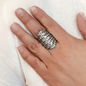 ANILLO AJUSTABLE LÍNEAS Y PUNTOS HECHO A MANO