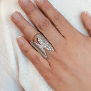 ANILLO AJUSTABLE MARTILLADO Y SATINADO HECHO A MANO