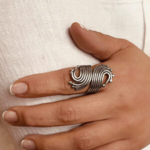 ANILLO AJUSTABLE ENVOLVENTE LÍNEAS HECHO A MANO