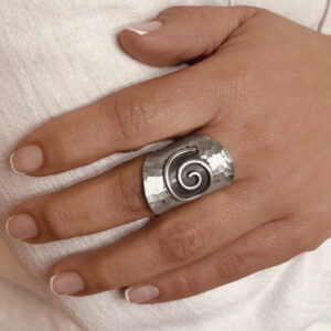 ANILLO AJUSTABLE ESPIRAL MARTILLADO HECHO A MANO