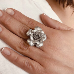 ANILLO AJUSTABLE ROSA TALLADA HECHO A MANO