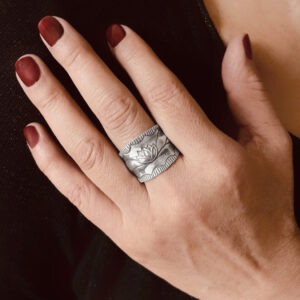ANILLO AJUSTABLE FLOR DE LOTO HECHO A MANO