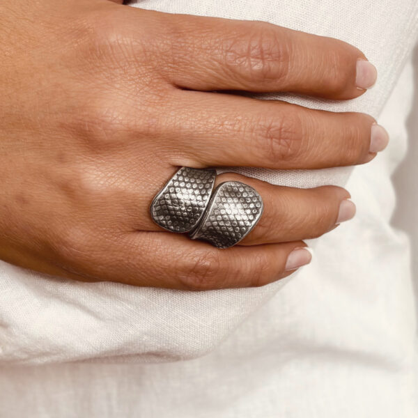 ANILLO AJUSTABLE ENVOLVENTE MARTILLADO HECHO A MANO
