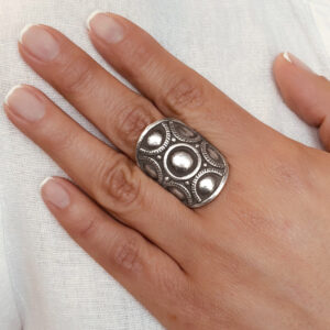 ANILLO AJUSTABLE LÍNEAS Y CIRCULOS HECHO A MANO