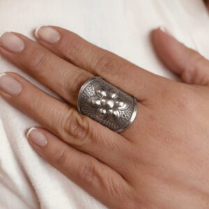 ANILLO AJUSTABLE FLOR TALLADA HECHO A MANO