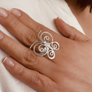ANILLO AJUSTABLE MARIPOSA CALADA HECHO A MANO