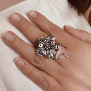 ANILLO AJUSTABLE FLOR CON TALLO HECHO A MANO