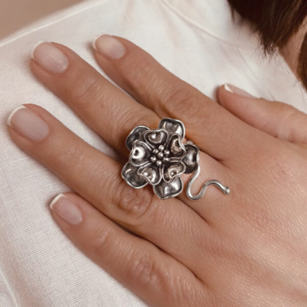 ANILLO AJUSTABLE FLOR CON TALLO HECHO A MANO