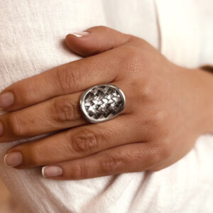 ANILLO AJUSTABLE OVALADO TEJIDO HECHO A MANO