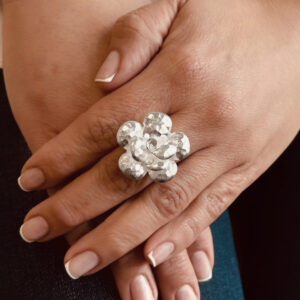 ANILLO AJUSTABLE ROSA MARTILLADA HECHO A MANO