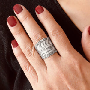 ANILLO AJUSTABLE HOJA TALLADA HECHO A MANO