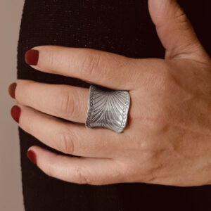 ANILLO AJUSTABLE HOJA CON PUNTITOS HECHO A MANO