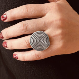 ANILLO AJUSTABLE CIRCULO CON ESPIRAL HECHO A MANO