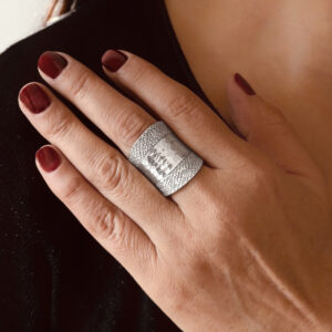 ANILLO AJUSTABLE MARTILLADO CON DISEÑO HECHO A MANO