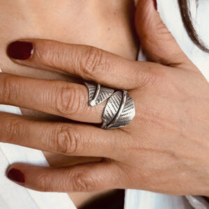 ANILLO AJUSTABLE HOJAS CRUZADAS HECHO A MANO