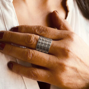 ANILLO AJUSTABLE PATRÓN CUADRADOS HECHO A MANO