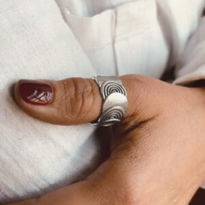 ANILLO AJUSTABLE CIRCULO Y ESPIRAL HECHO A MANO