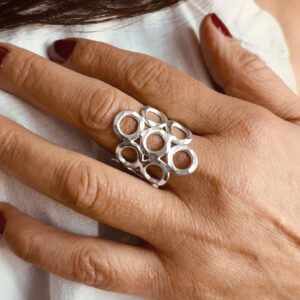 ANILLO AJUSTABLE CÍRCULOS CALADOS HECHO A MANO