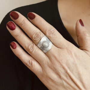 ANILLO AJUSTABLE FLOR TALLADO HECHO A MANO