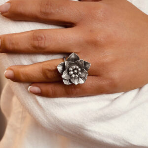 ANILLO AJUSTABLE FLOR HECHO A MANO