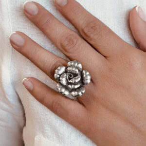 ANILLO AJUSTABLE ROSA HECHO A MANO