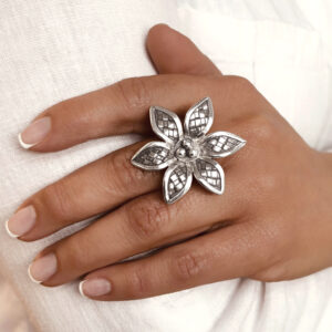ANILLO AJUSTABLE FLOR TEJIDA HECHO A MANO