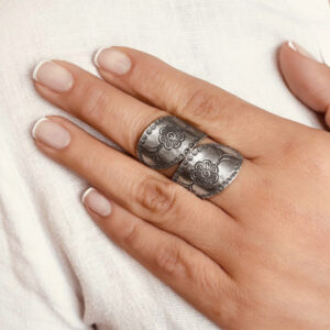 ANILLO AJUSTABLE FLORES HECHO A MANO