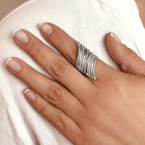 ANILLO AJUSTABLE LINEAS ENVOLVENTE SATINADO HECHO A MANO