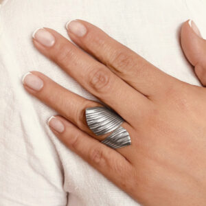 ANILLO AJUSTABLE ENVOLVENTE HECHO A MANO